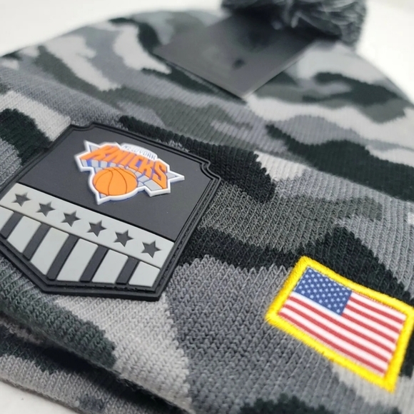 NBA UNK New York Knicks Salute to Service Gray Camo Beanie Pom NWT Men's OSFM - Picture 2 of 3